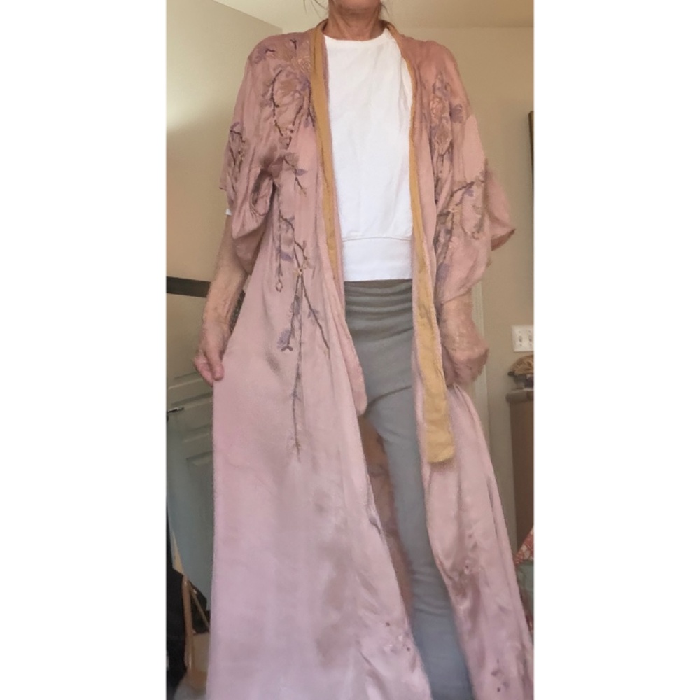 Magnolia Pearl Embroidered Sinchu Kimono - Picture 4 of 11